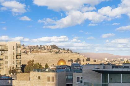 Captivating 2Bdr Getaway with Unparalleled Views of the Old City - image 3