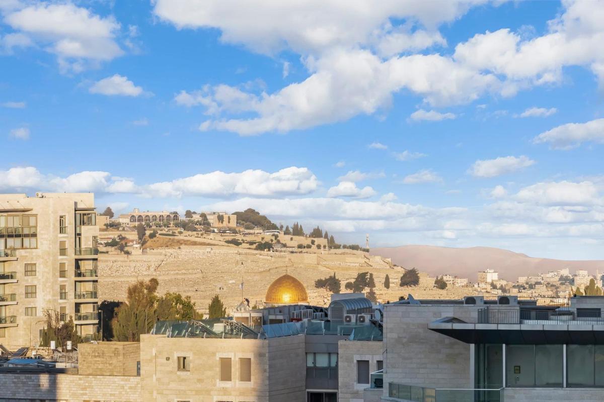 Captivating 2Bdr Getaway with Unparalleled Views of the Old City - image 3