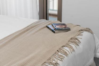 Captivating 2Bdr Getaway with Unparalleled Views of the Old City - image 30
