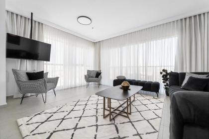 Captivating 2Bdr Getaway with Unparalleled Views of the Old City - image 5