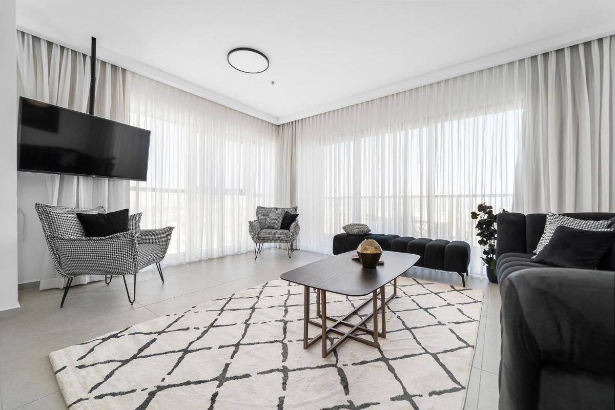 Captivating 2Bdr Getaway with Unparalleled Views of the Old City - image 5