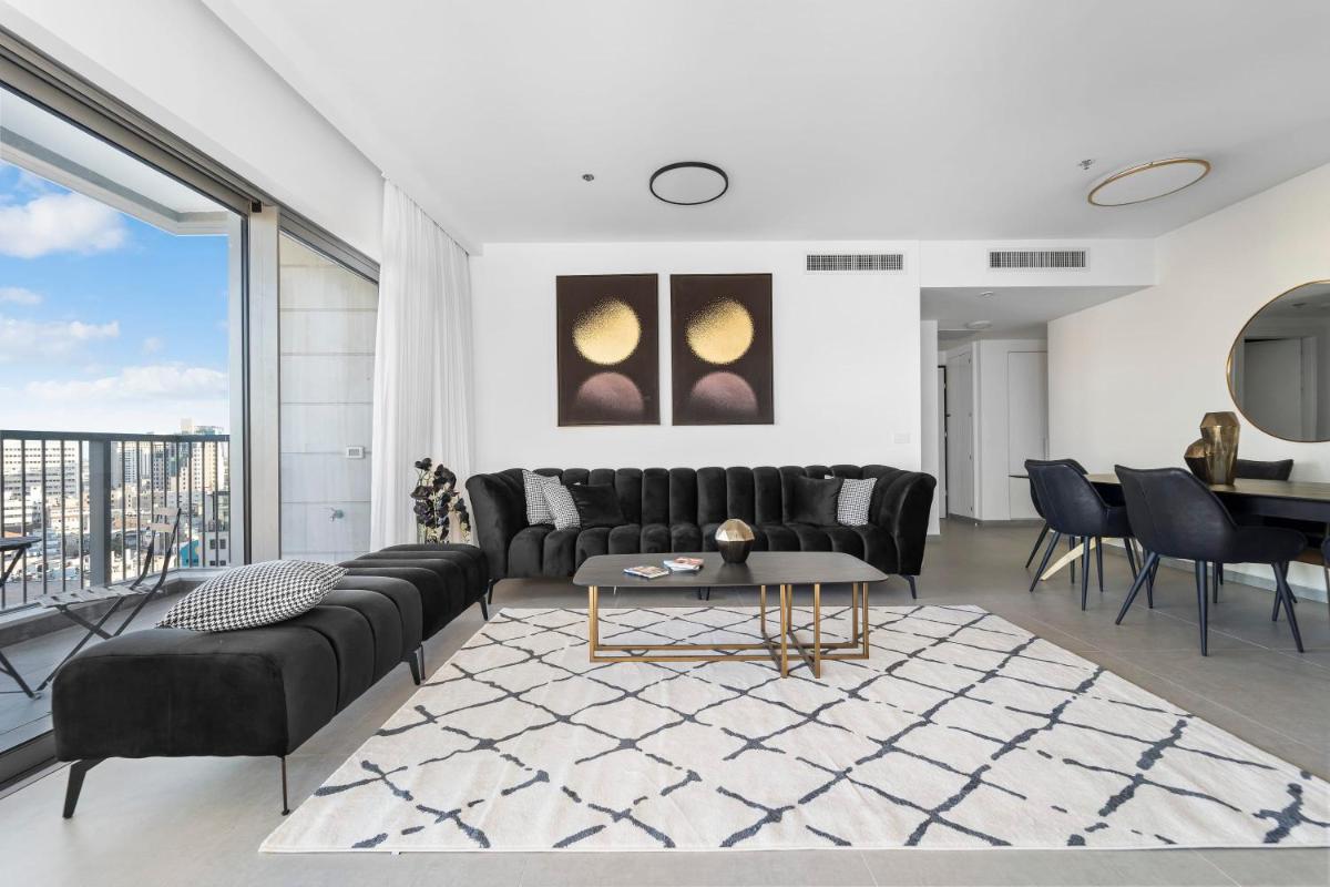 Captivating 2Bdr Getaway with Unparalleled Views of the Old City - image 6