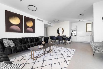 Captivating 2Bdr Getaway with Unparalleled Views of the Old City - image 7