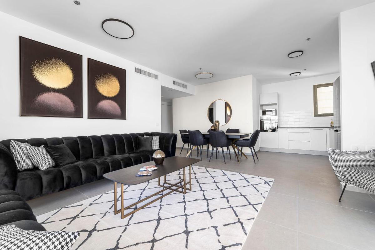 Captivating 2Bdr Getaway with Unparalleled Views of the Old City - image 7