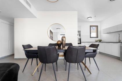 Captivating 2Bdr Getaway with Unparalleled Views of the Old City - image 8