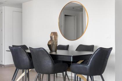 Captivating 2Bdr Getaway with Unparalleled Views of the Old City - image 9