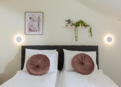 Jerusalem airbnb - image 22