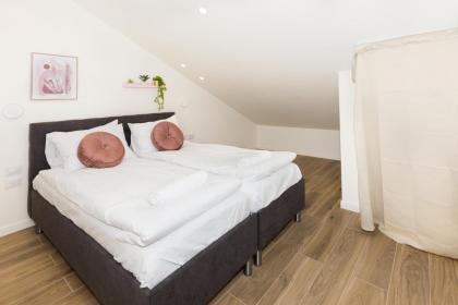 Jerusalem airbnb - image 23