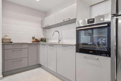 Luxurious 1 Bdr Apartment with Stunning Views in Central Jerusalem - image 13