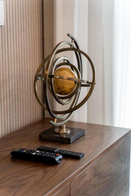 Luxurious 1 Bdr Apartment with Stunning Views in Central Jerusalem - image 16
