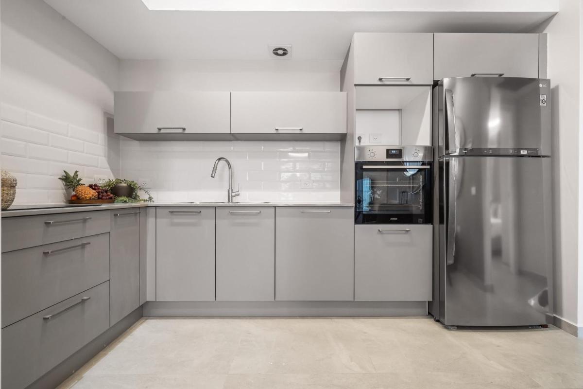 Luxurious 1 Bdr Apartment with Stunning Views in Central Jerusalem - image 7