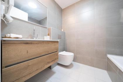 Luxurious 1 Bdr Apartment with Stunning Views in Central Jerusalem - image 9